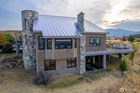 8 Deer Trails Way, Winthrop, WA 98862