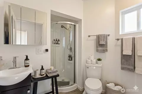 Bath - 913 24th Ave E, Seattle, WA 98112 photo 1 of 4