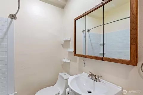 Bath - 913 24th Ave E, Seattle, WA 98112 photo 3 of 4