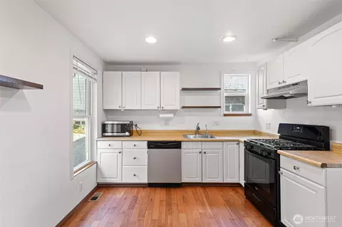 Kitchen - 913 24th Ave E, Seattle, WA 98112 photo 3 of 4