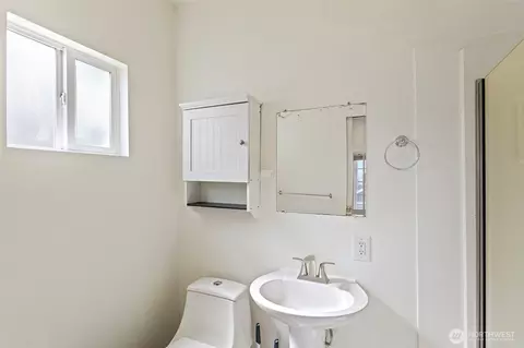 Bath - 913 24th Ave E, Seattle, WA 98112 photo 2 of 4
