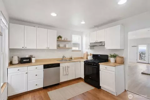 Kitchen - 913 24th Ave E, Seattle, WA 98112 photo 2 of 4
