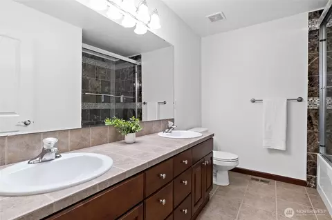 Bath - 1515 Daffodil Ave NE, Orting, WA 98360 photo 4 of 5
