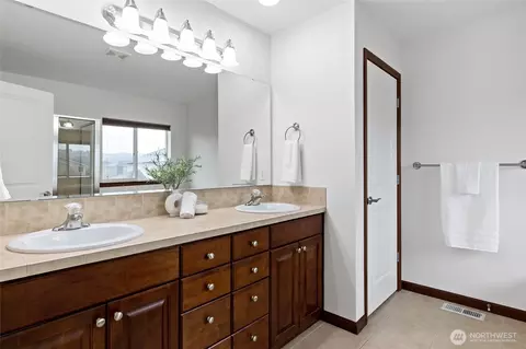 Bath - 1515 Daffodil Ave NE, Orting, WA 98360 photo 2 of 5