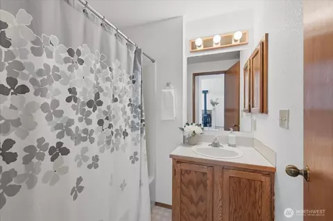 Bath - 124 93rd St SE, Everett, WA 98208 photo 2 of 2
