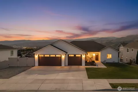 885 Autumn Crest Dr, Wenatchee, WA 98801