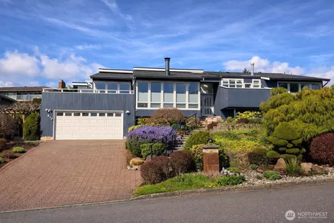 415 174th Pl NE, Bellevue, WA 98008