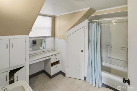 Bath - 1817 34th St, Everett, WA 98201 photo 1 of 1