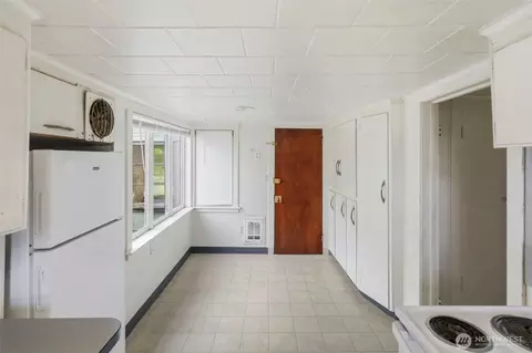 Entry Way - 1817 34th St, Everett, WA 98201 photo 2 of 3