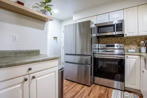 Kitchen - 3025 Florida St, Longview, WA 98632 photo 2 of 2