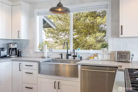 Kitchen - 391 3 Crabs Rd, Sequim, WA 98382 photo 2 of 5