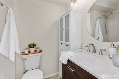 Bath - 2522 Rucker Ave #403, Everett, WA 98201 photo 2 of 3