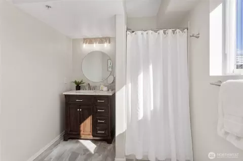 Bath - 2522 Rucker Ave #403, Everett, WA 98201 photo 1 of 3