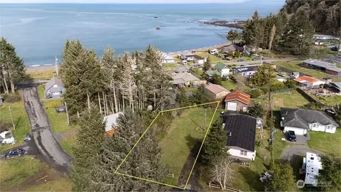 42 Fisherman St, Clallam Bay, WA 98326