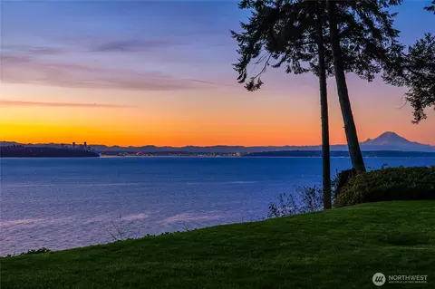 12960 Sunrise Dr NE, Bainbridge Island, WA 98110