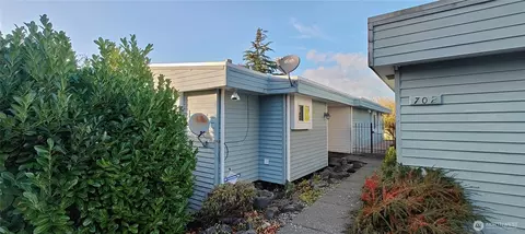 702 S 236th St, Des Moines, WA 98198