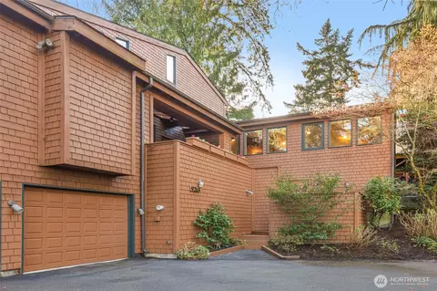 9261 SE 46th St, Mercer Island, WA 98040