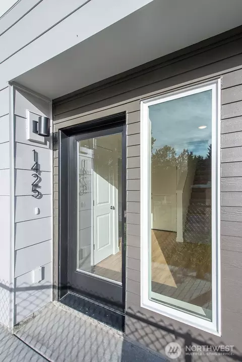 1425 SW 111th Ln, Seattle, WA 98164