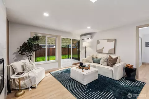 Living - 2406 100th St SE, Everett, WA 98208 photo 3 of 4