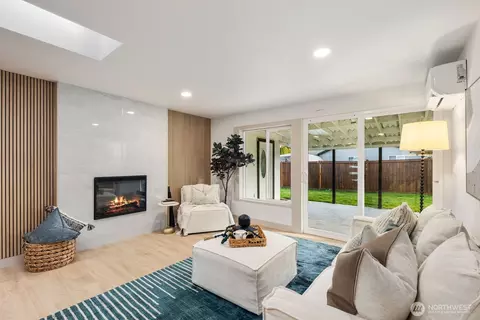 Living - 2406 100th St SE, Everett, WA 98208 photo 1 of 4