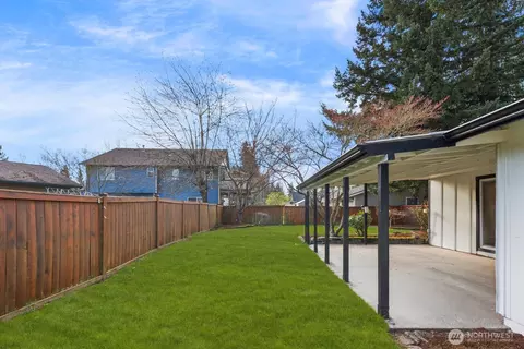 Exterior - 2406 100th St SE, Everett, WA 98208 photo 8 of 9