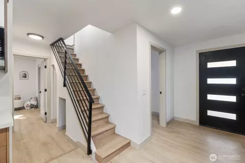 Entry Way - 2406 100th St SE, Everett, WA 98208 photo 3 of 4