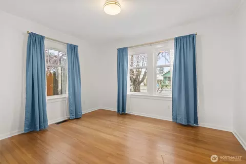 Bedroom - 1412 Everett St, Sumner, WA 98390 photo 2 of 4