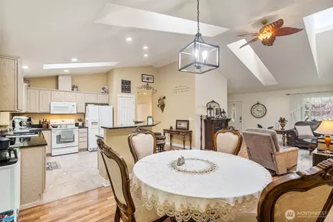 Dining - 181 John Rd, Chehalis, WA 98532 photo 2 of 2