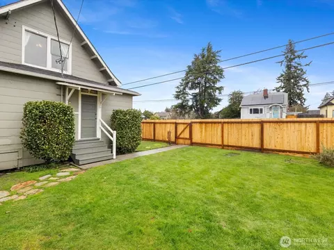 Exterior - 1901 Hoyt Ave, Everett, WA 98201 photo 8 of 9