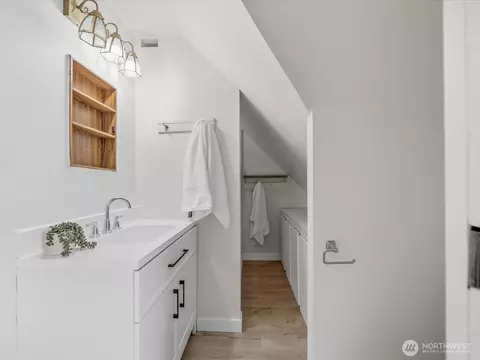 Bath - 1901 Hoyt Ave, Everett, WA 98201 photo 3 of 3