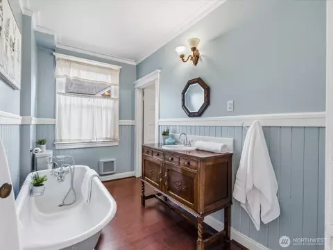 Bath - 1901 Hoyt Ave, Everett, WA 98201 photo 1 of 3
