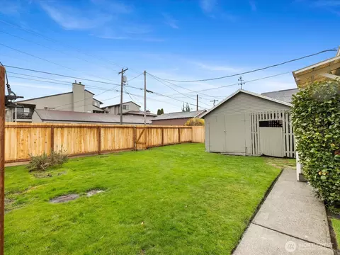 Exterior - 1901 Hoyt Ave, Everett, WA 98201 photo 7 of 9