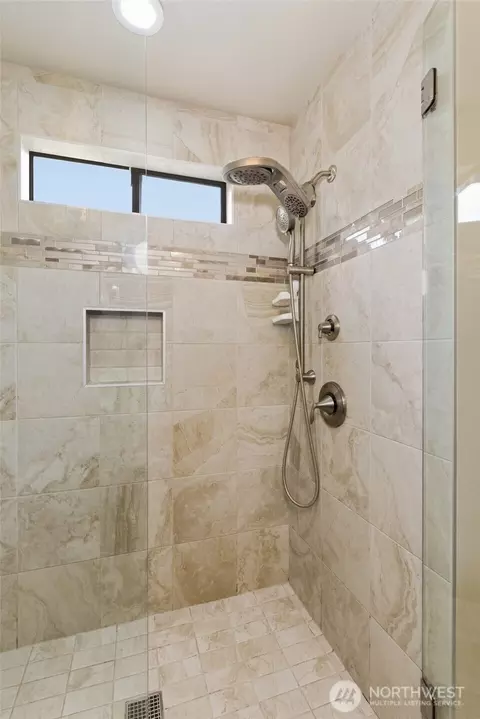 Bath - 7503 7th Dr W, Everett, WA 98203 photo 2 of 3