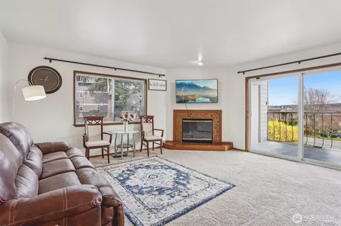 17440 NE 38th St #A201, Redmond, WA 98052