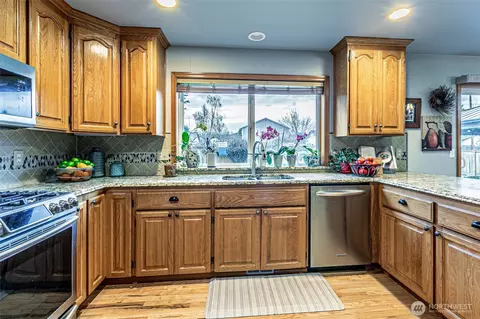 Kitchen - 14613 146th E, Orting, WA 98360 photo 2 of 4
