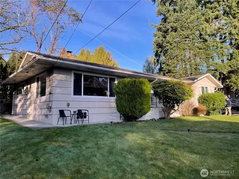 19935 55th Ave NE, Lake Forest Park, WA 98155