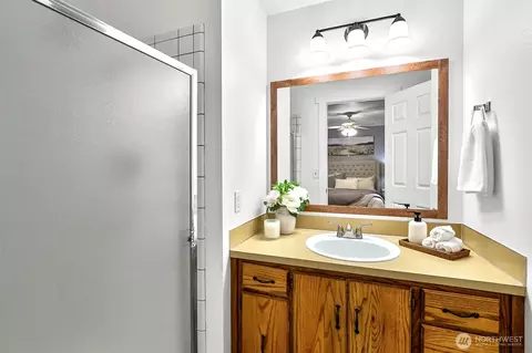 Bath - 20530 11th Dr SE, Bothell, WA 98012 photo 1 of 3