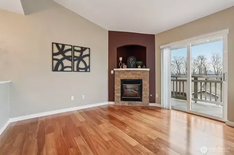 Living - 901 E Marine View Dr #201, Everett, WA 98201 photo 3 of 4