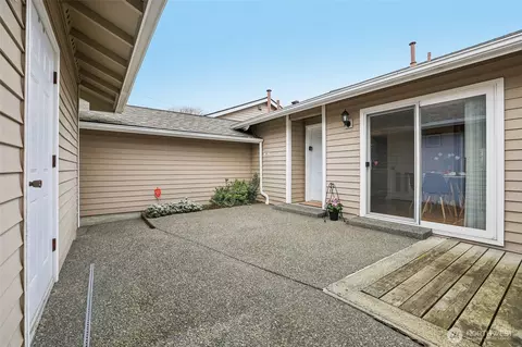 Exterior - 901 E Marine View Dr #201, Everett, WA 98201 photo 2 of 9