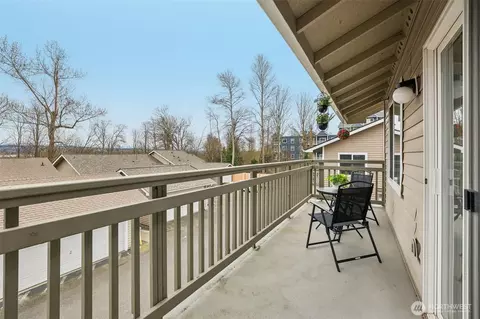 Exterior - 901 E Marine View Dr #201, Everett, WA 98201 photo 3 of 9
