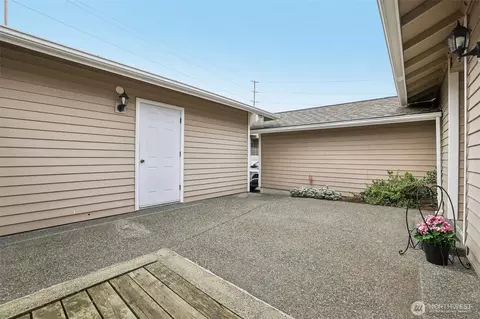 Exterior - 901 E Marine View Dr #201, Everett, WA 98201 photo 5 of 9