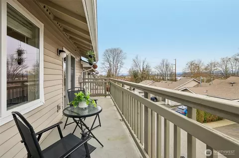 Exterior - 901 E Marine View Dr #201, Everett, WA 98201 photo 4 of 9