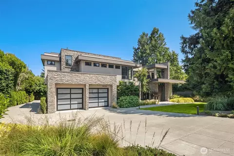 9036 NE 26th St, Clyde Hill, WA 98004