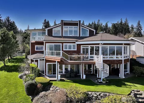 6595 Anderson Rd, Clinton, WA 98236