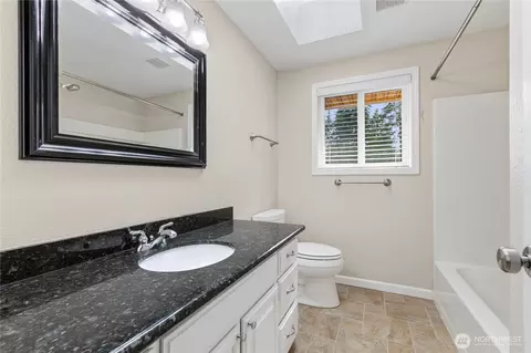 Bath - 12504 40th Ave SE, Everett, WA 98208 photo 2 of 4