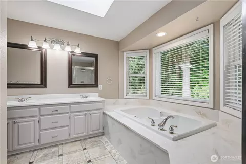 Bath - 12504 40th Ave SE, Everett, WA 98208 photo 4 of 4