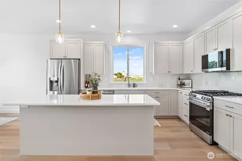 Kitchen - 405 W 4th St, Everson, WA 98247 photo 3 of 5