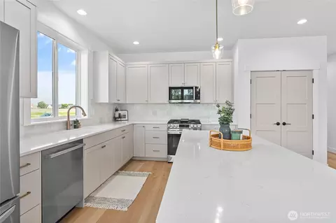 Kitchen - 405 W 4th St, Everson, WA 98247 photo 4 of 5