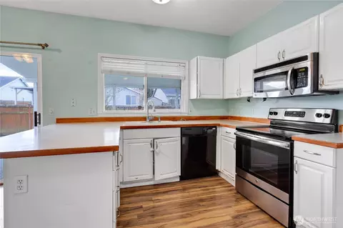 Kitchen - 506 Belfair Ct SW, Orting, WA 98360 photo 2 of 3