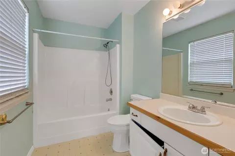 Bath - 506 Belfair Ct SW, Orting, WA 98360 photo 2 of 3